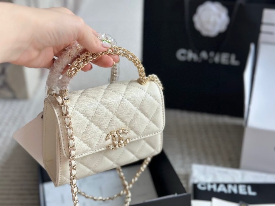 Chanel Clutch Bag With Chain In White 15Cm/5.9in view 5