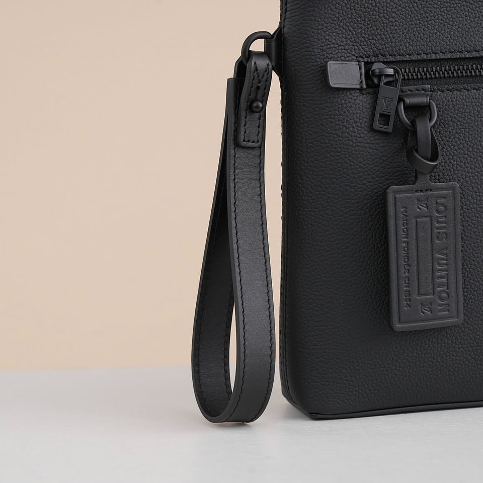 Louis Vuitton Takeoff Pouch Black 30Cm M69837 view 14