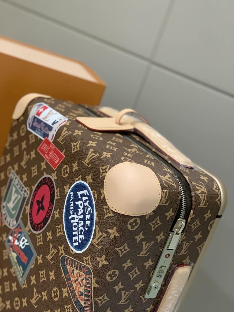 Louis Vuitton Horizon 55 Suitcase Monogram Coated Canvas Sticker Prints 55Cm M24959 view 5