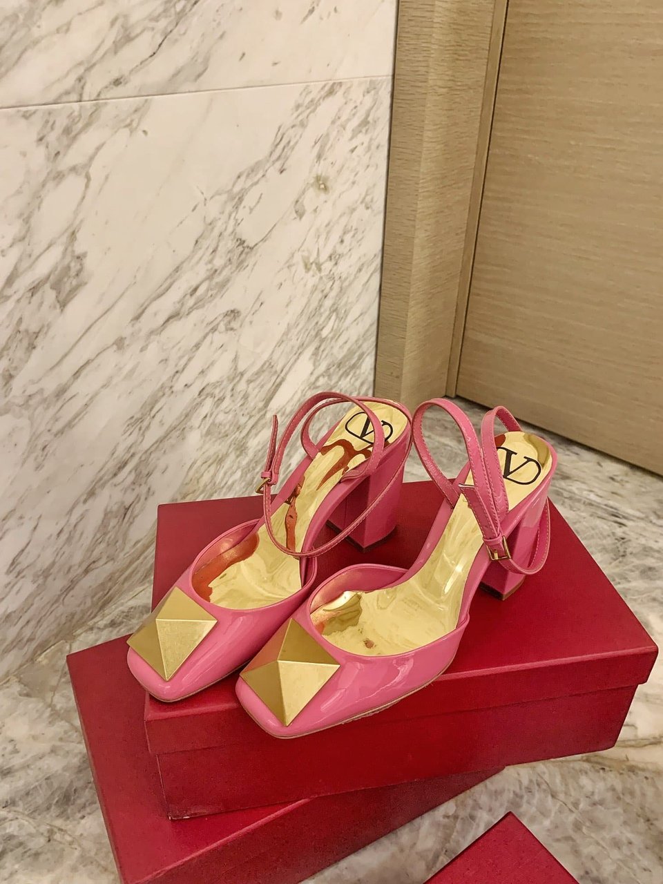 Valentino One Stud Pump In Patent Leather 90Mm Pink Xw2S0Dt4Laf view 3