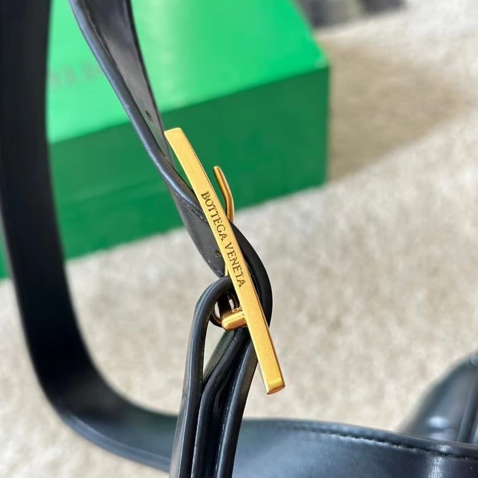 Bottega Veneta Padded Leather Bag Black 22Cm view 7