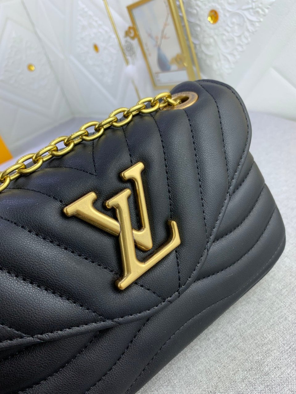 Louis Vuitton New Wave Chain Bag Black 21Cm view 4