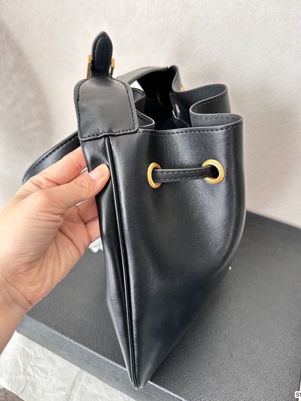 Saint Laurent Paris Vii Flat Hobo Bag In Smooth Leather Bag Black 23Cm view 4