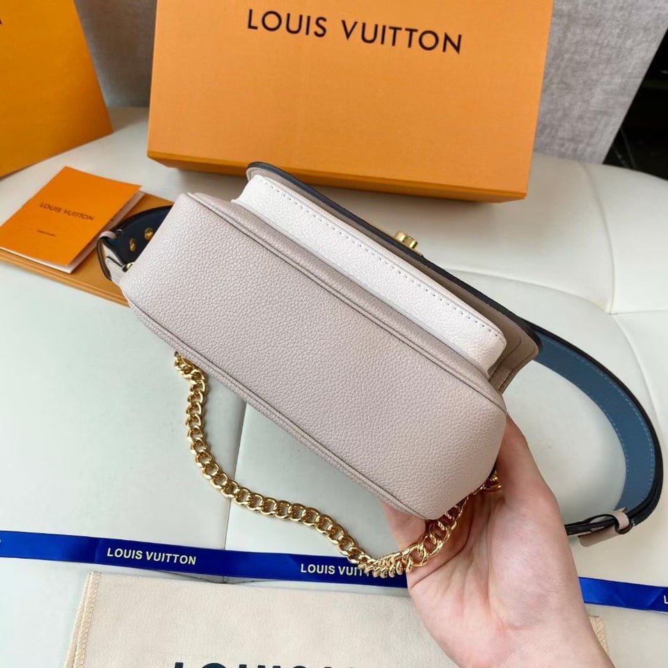 Louis Vuitton Lockme Tender 19Cm Greige M58554 view 6