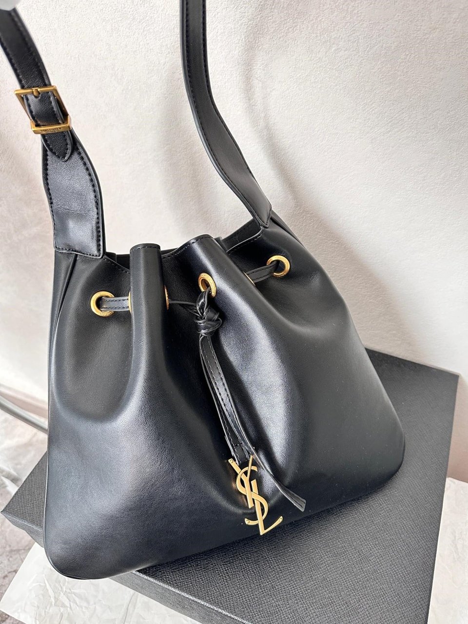 Saint Laurent Paris Vii Flat Hobo Bag In Smooth Leather Bag Black 23Cm view 3