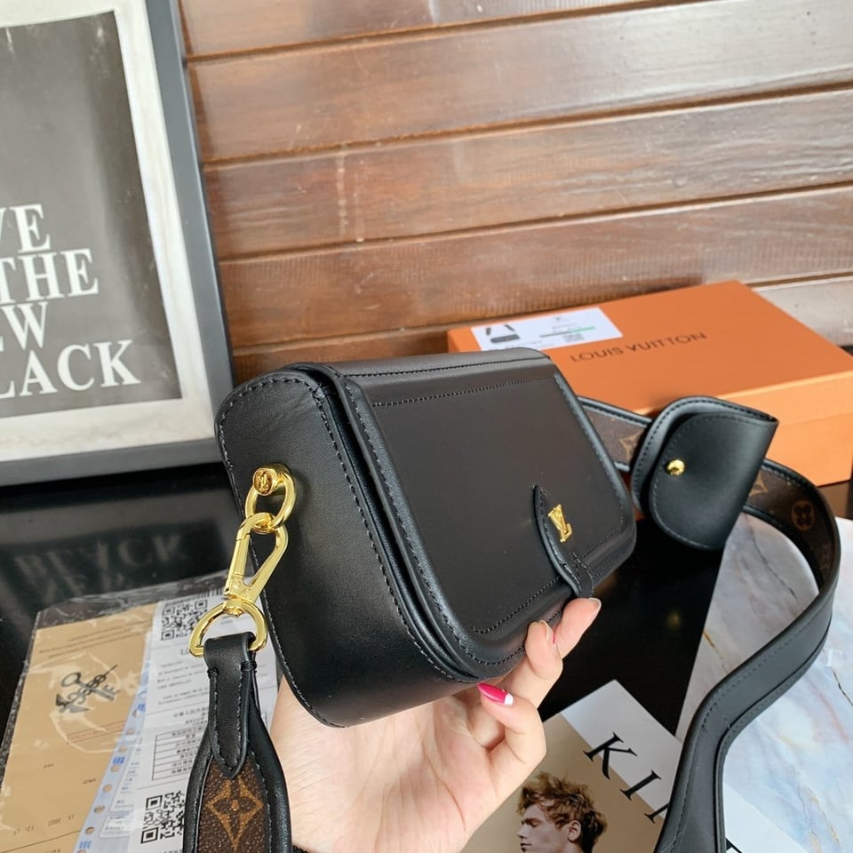 Louis Vuitton Officier Pouch With Strap Black 23Cm M69841 view 6