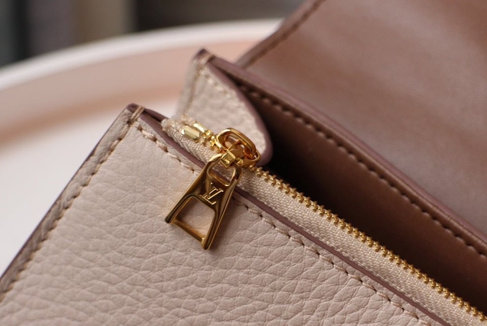 Louis Vuitton Twist One Handle Pm 25Cm Greige view 10