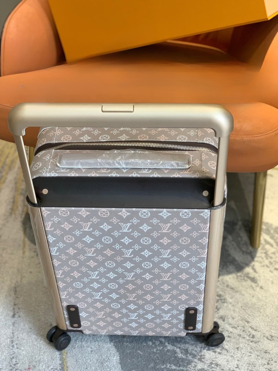 Louis Vuitton Horizon 55 Suitcase Mahina Perforated Calfskin Leather Gray 55Cm M10282 view 8