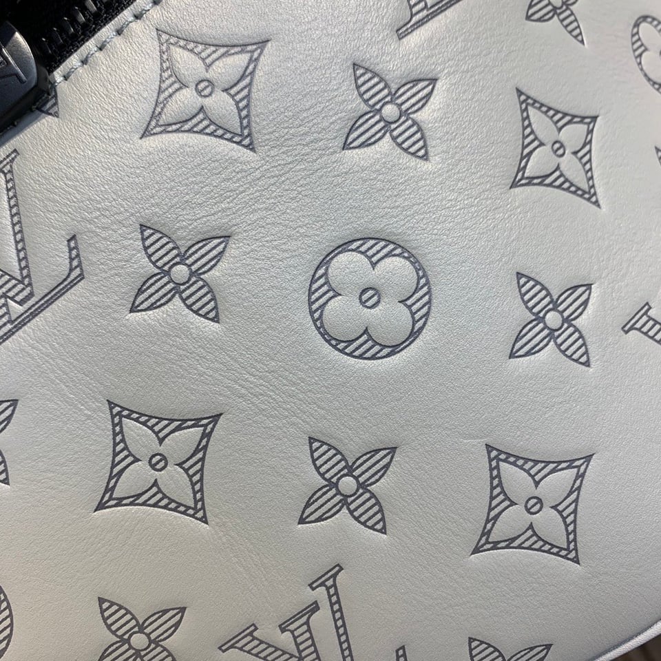 Louis Vuitton Discovery Bumbag Grey 26Cm For Men view 7