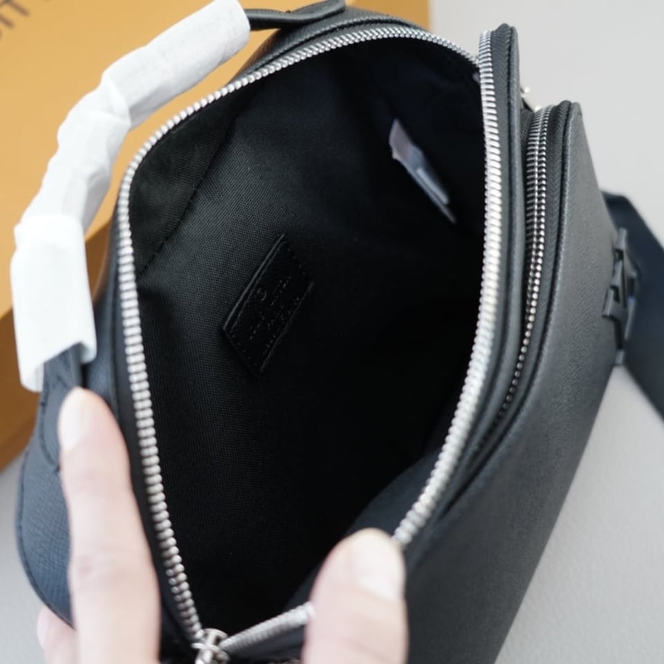 Louis Vuitton Avenue Messenger Bag Black 23Cm M11657 view 8