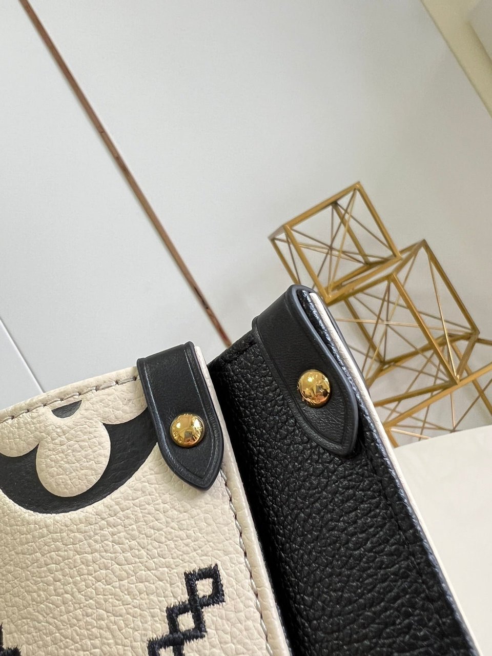 Louis Vuitton Onthego MM Tote Monogram Cream Beige Black 35cm view 9