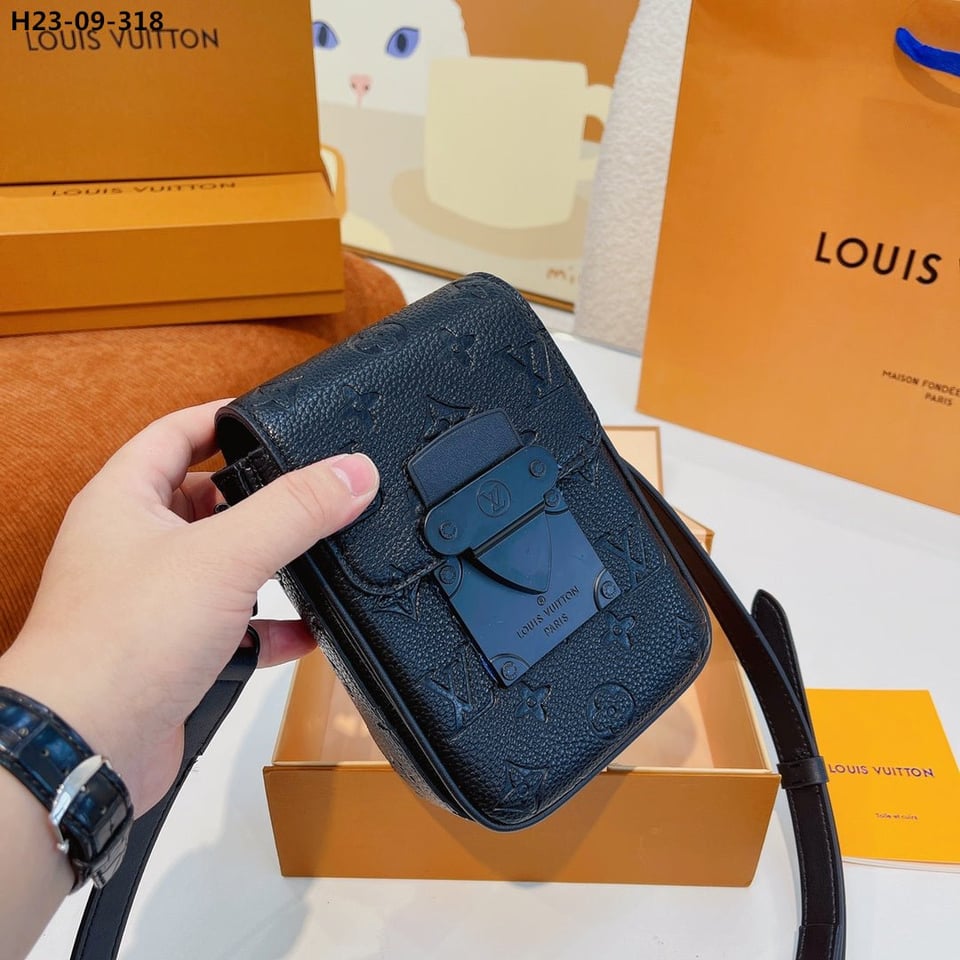 Louis Vuitton S Lock Vertical Wearable Wallet Black 19Cm M81524 view 7