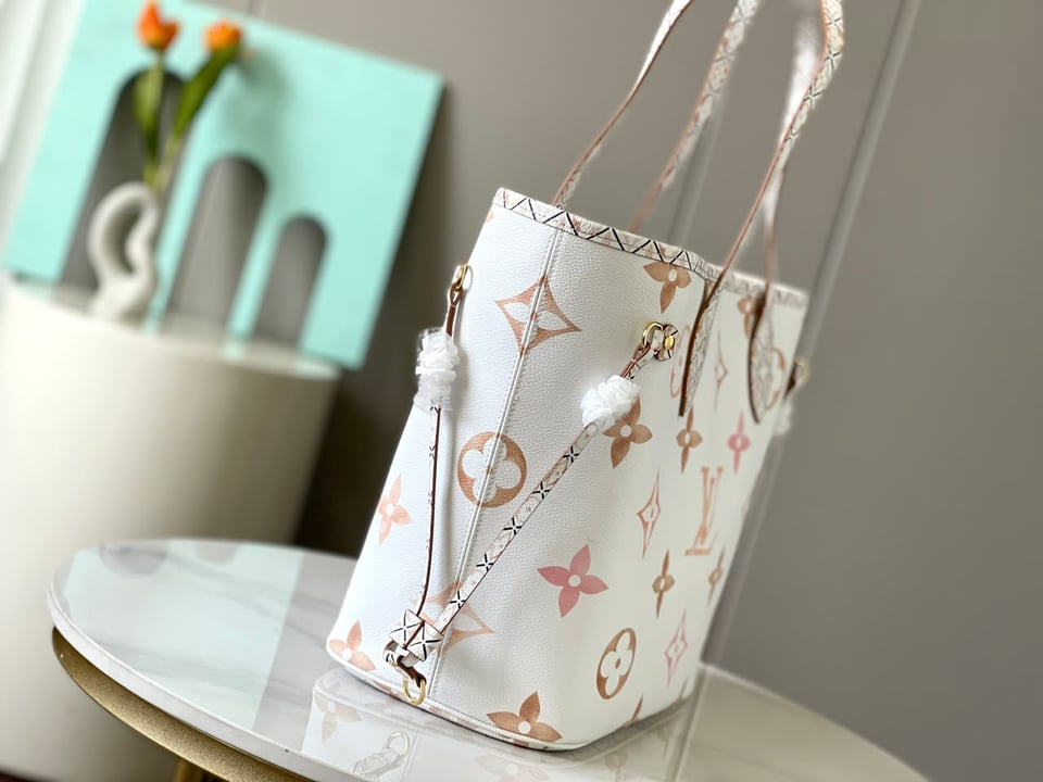 Louis Vuitton M22978 Neverfull MM Beige Monogram view 3