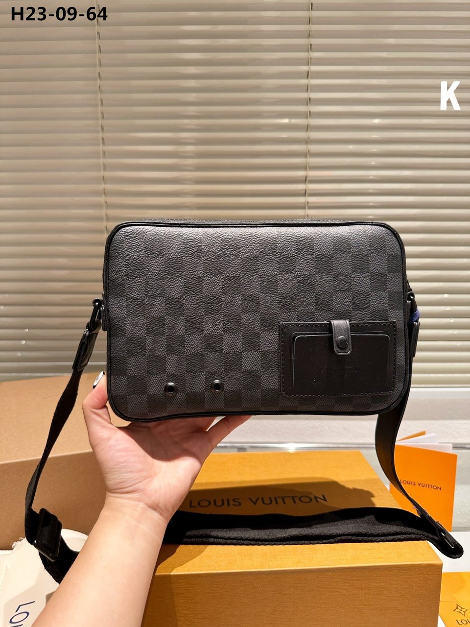 Louis Vuitton Alpha Messenger Damier Black 27Cm view 3