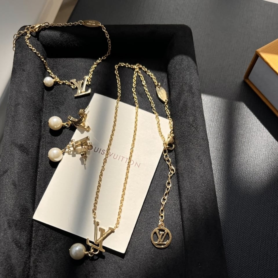 Louis Vuitton Lv Iconic Louisa Necklace M01623 view 5