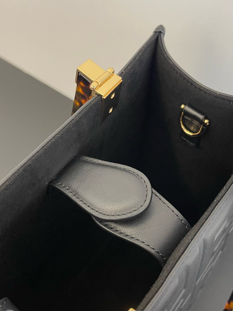 Fendi Sunshine Small Black Leather Shopper 25Cm view 8