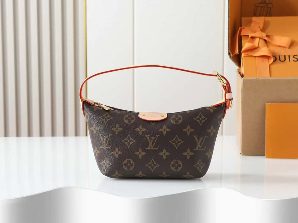Louis Vuitton Pochette Hills Bag Monogram 18.5cm M27509 view 2