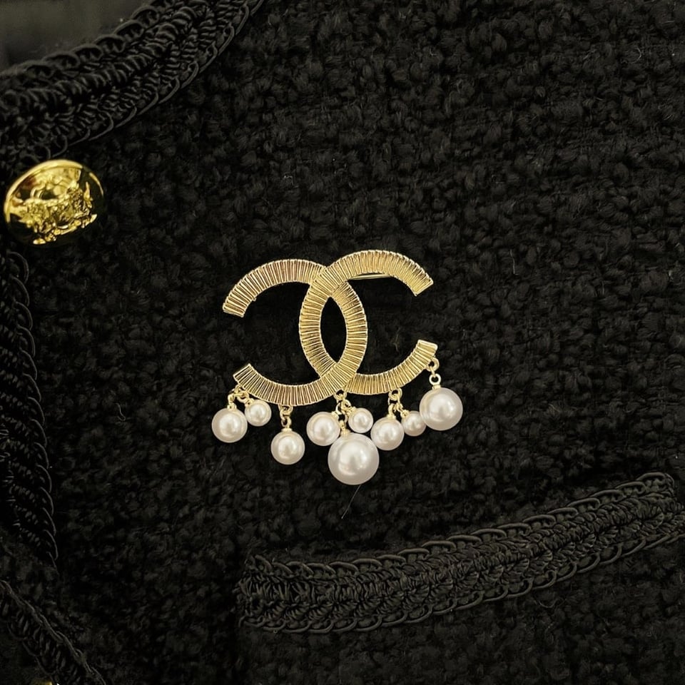 Chanel Cc Brooch Gold With Pearls view 3
