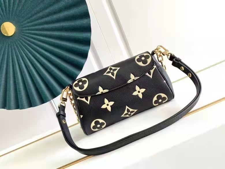 Louis Vuitton Favorite 24Cm Black view 4