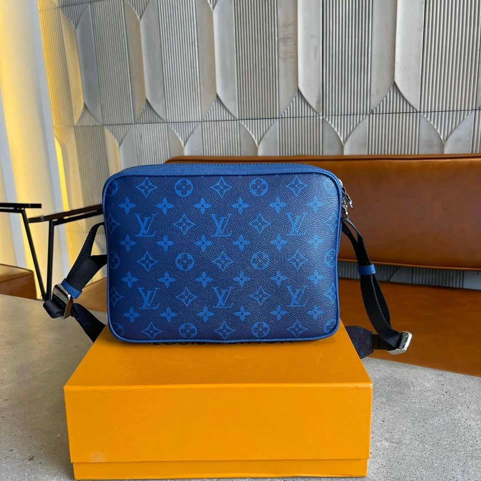 Louis Vuitton Outdoor Messenger Navy Blue 25Cm M30242 view 6