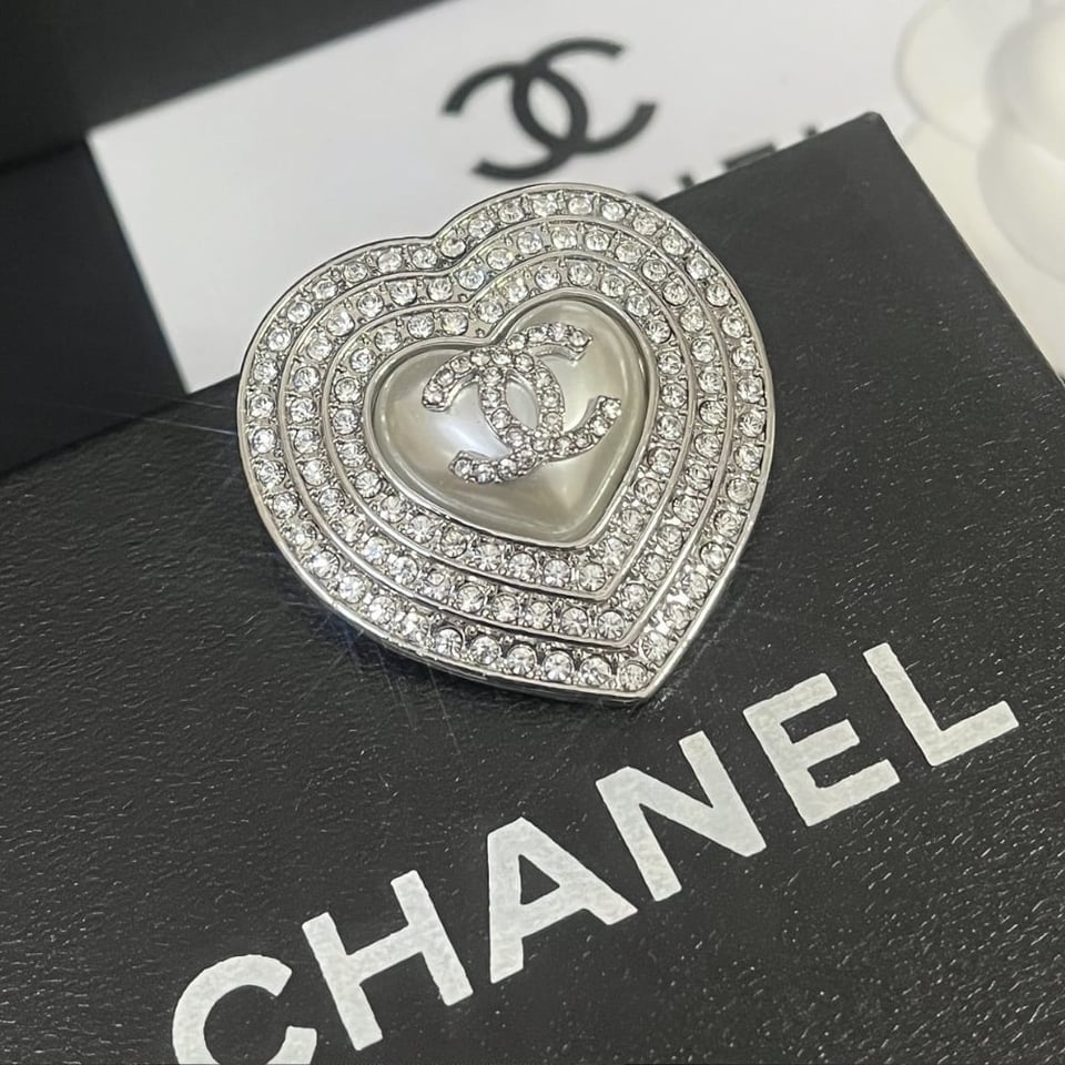Chanel Cc Heart Brooch Silver With Pearl Heart view 5