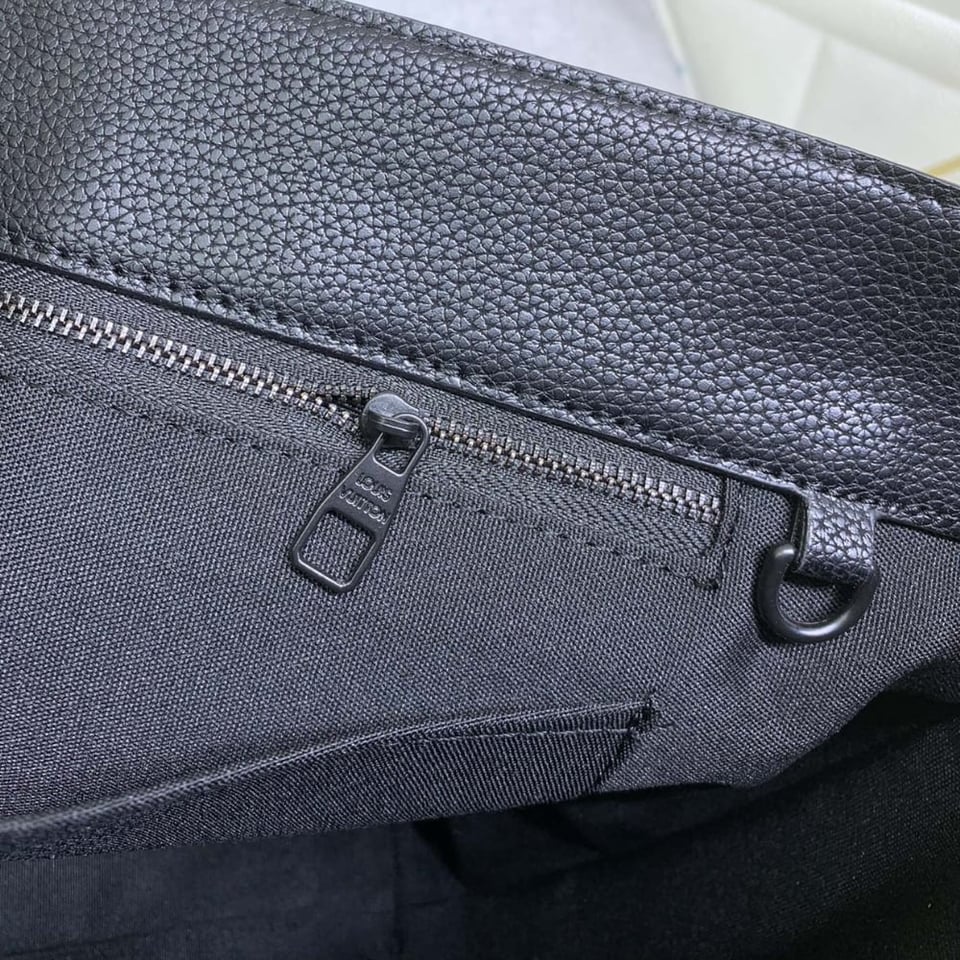 Louis Vuitton Pilot Tote Cowhide Leather Black 40Cm M24771 view 10