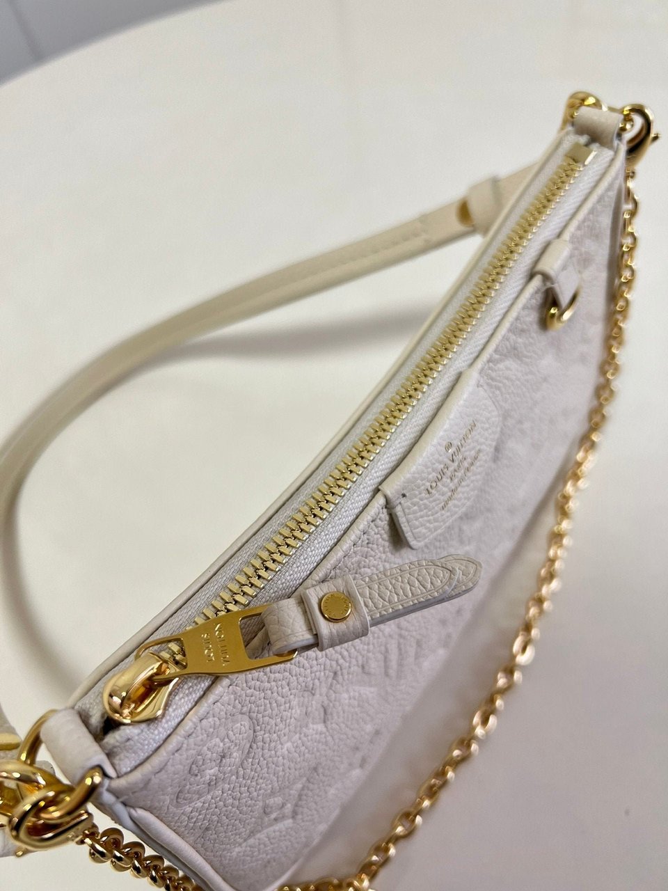 Louis Vuitton Easy Pouch On Strap 19Cm White view 9