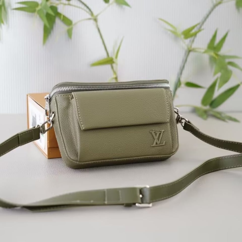 Louis Vuitton Pilot Bag Khaki Green 29Cm view 3