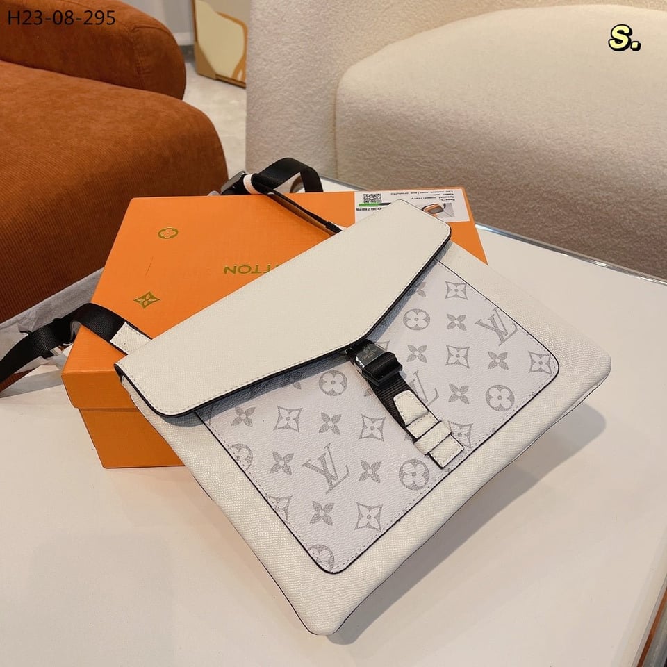 Louis Vuitton Pochette M Tis East West Bag Black 21Cm M46595 view 11