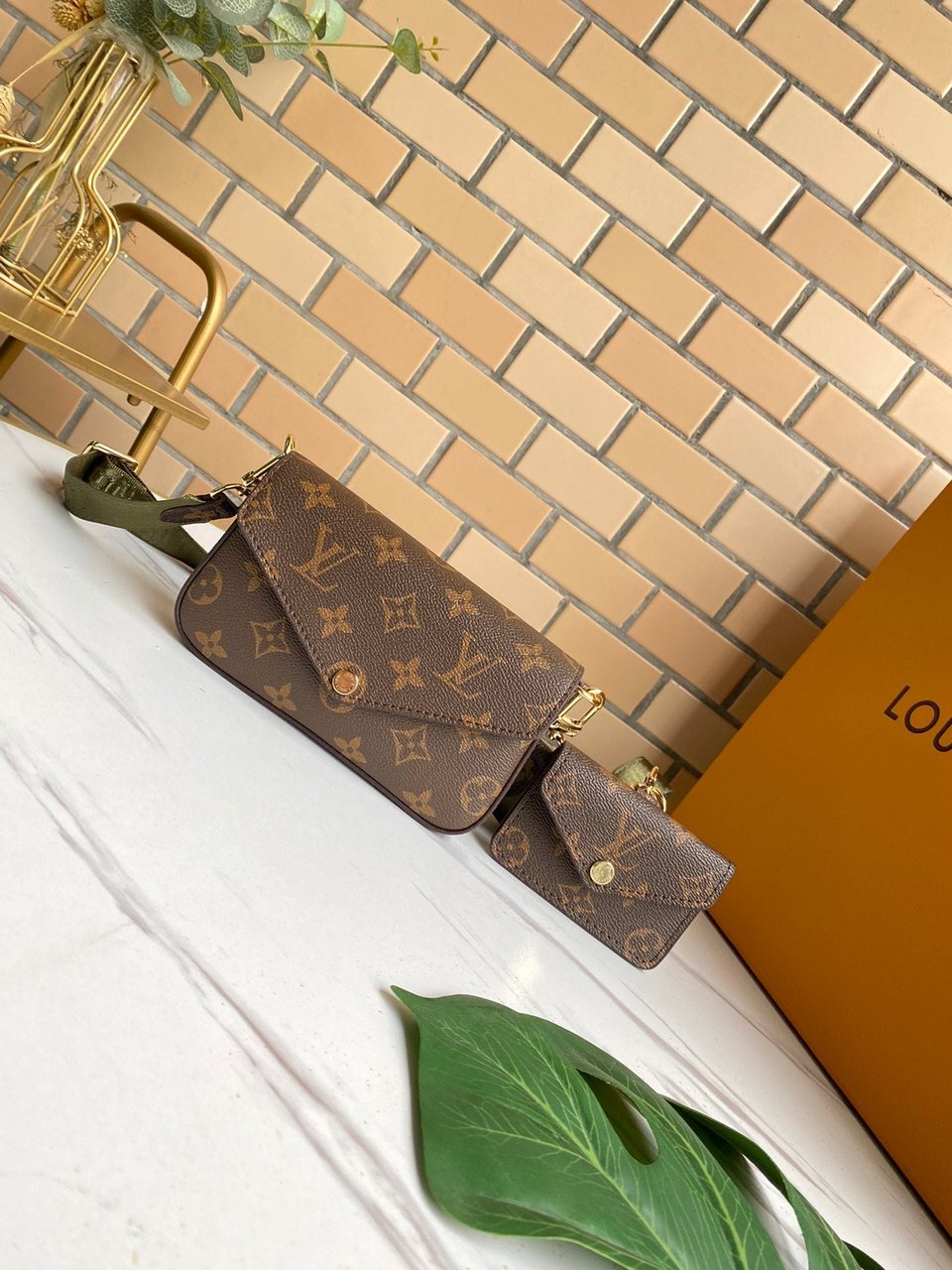 Louis Vuitton F Licie Strap Go 17Cm Green view 11