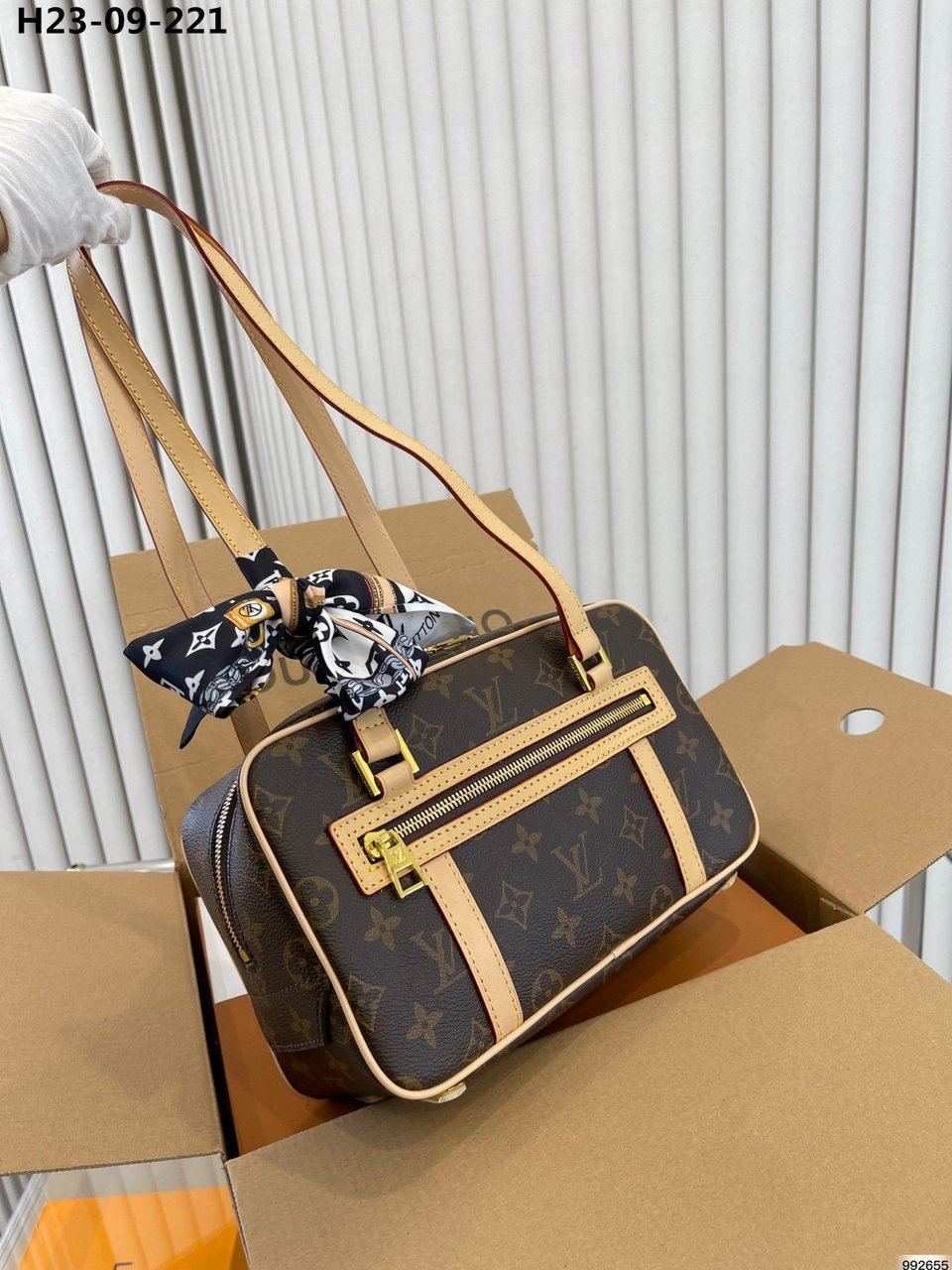 Louis Vuitton Cite Bag Monogram Brown 25Cm M46321 view 4