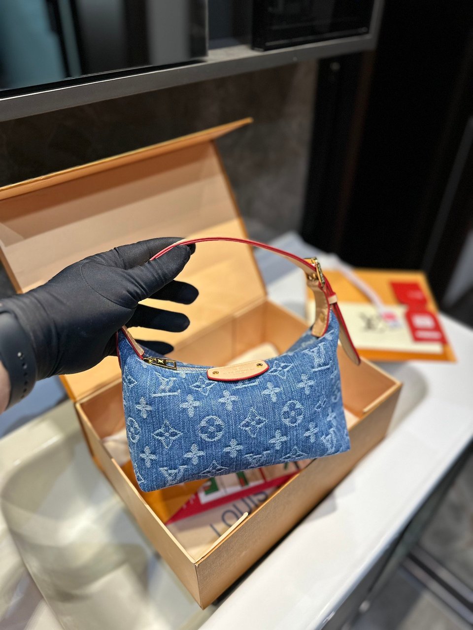 Louis Vuitton Hills Pochette Denim Blue 24Cm M82949 view 8