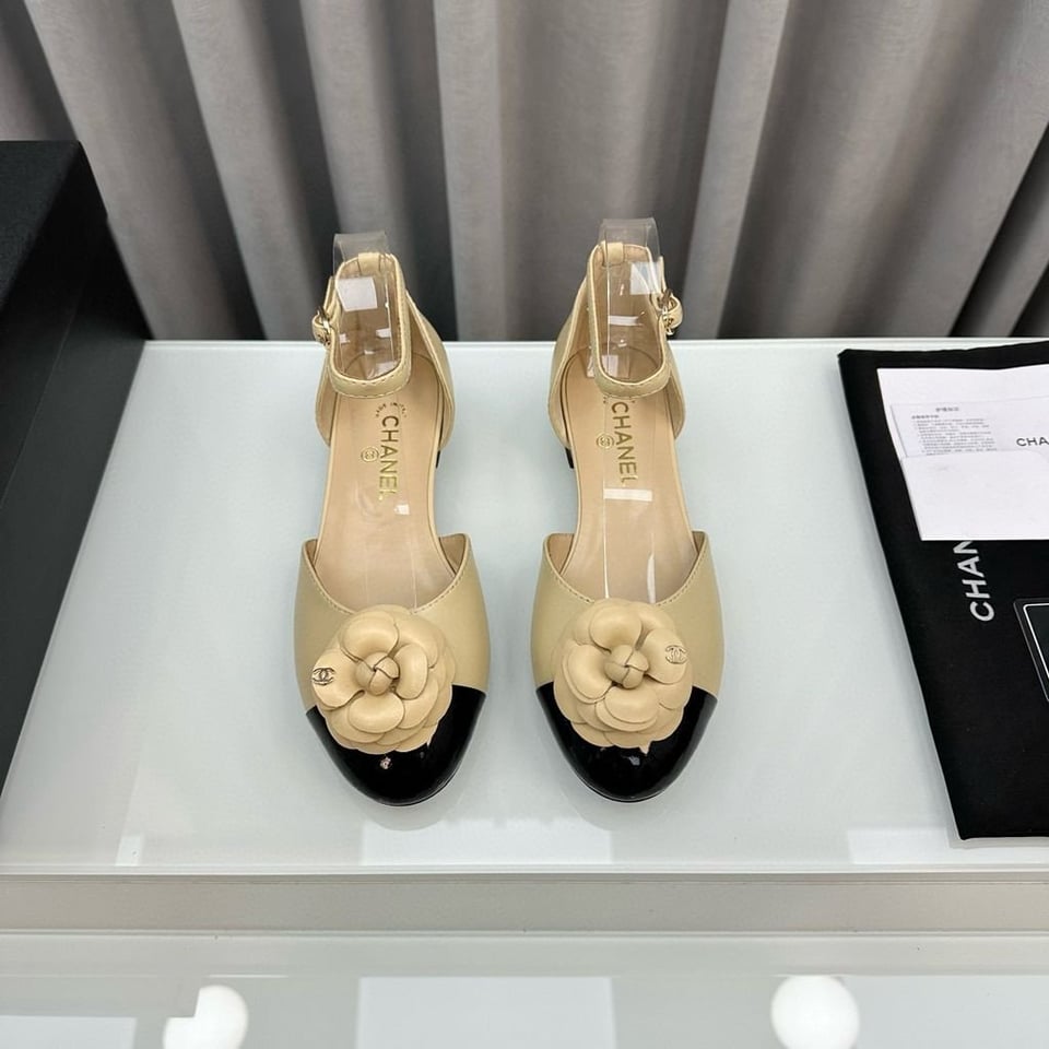 Chanel Sandals Camellia Flower Leather Shiny Beige/Black Color view 2