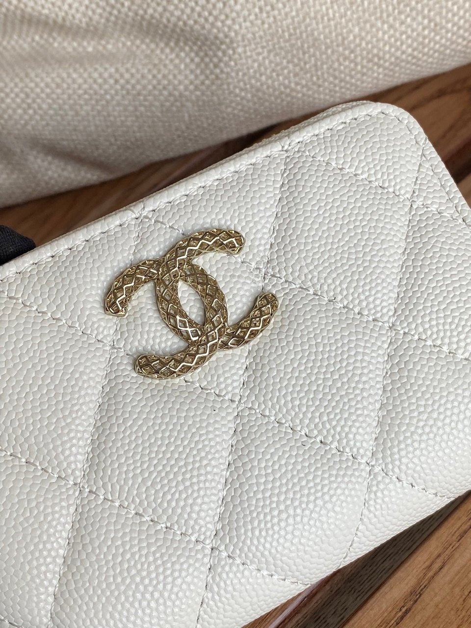 Chanel Zipped Wallet 11Cm White Caviar Gold Hardware view 3