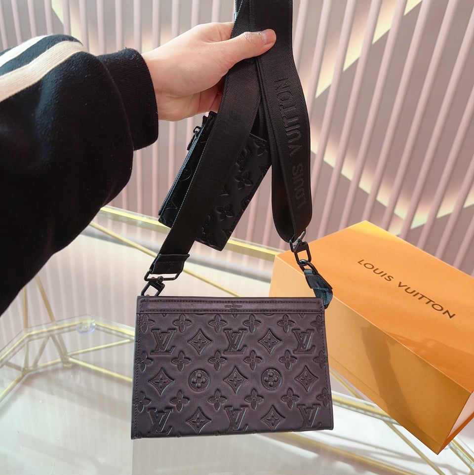 Louis Vuitton Gaston Wearable Black 22Cm M81115 view 4