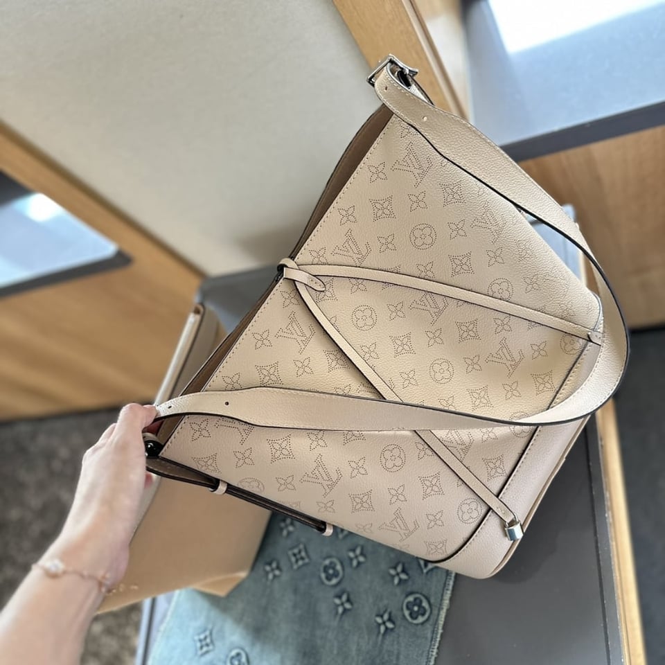 Louis Vuitton Flore Perforated Mahina Beige 22Cm view 6