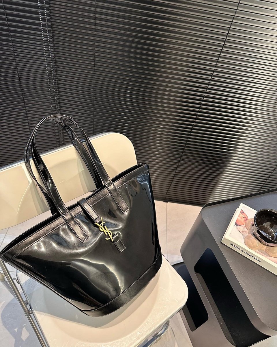 Saint Laurent Panier Medium In Vinyl And Shiny Leather Black 28Cm view 4