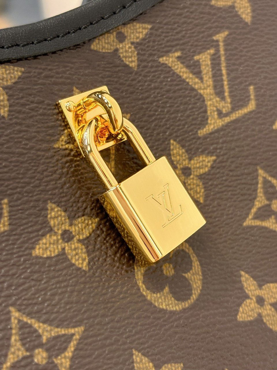 Louis Vuitton The Drop Pm Monogram Canvas M12940 view 10