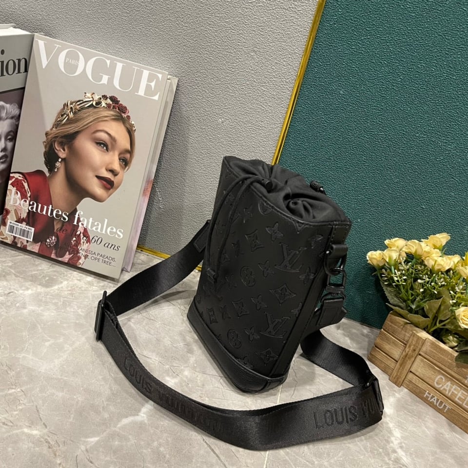 Louis Vuitton Noe Sling Black 21Cm M82248 view 6
