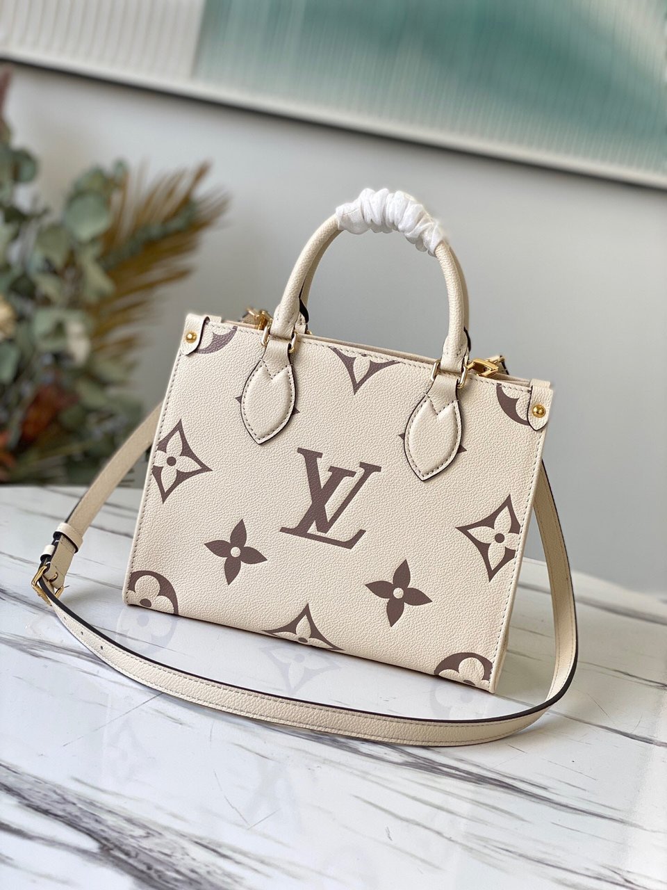 Louis Vuitton Empreinte Onthego Pm White 25Cm M45654 view 3
