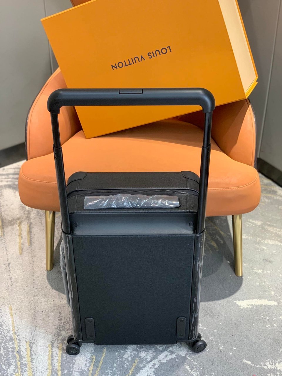Louis Vuitton Horizon 55 Suitcase Grained Leather Black 55Cm M10240 view 6