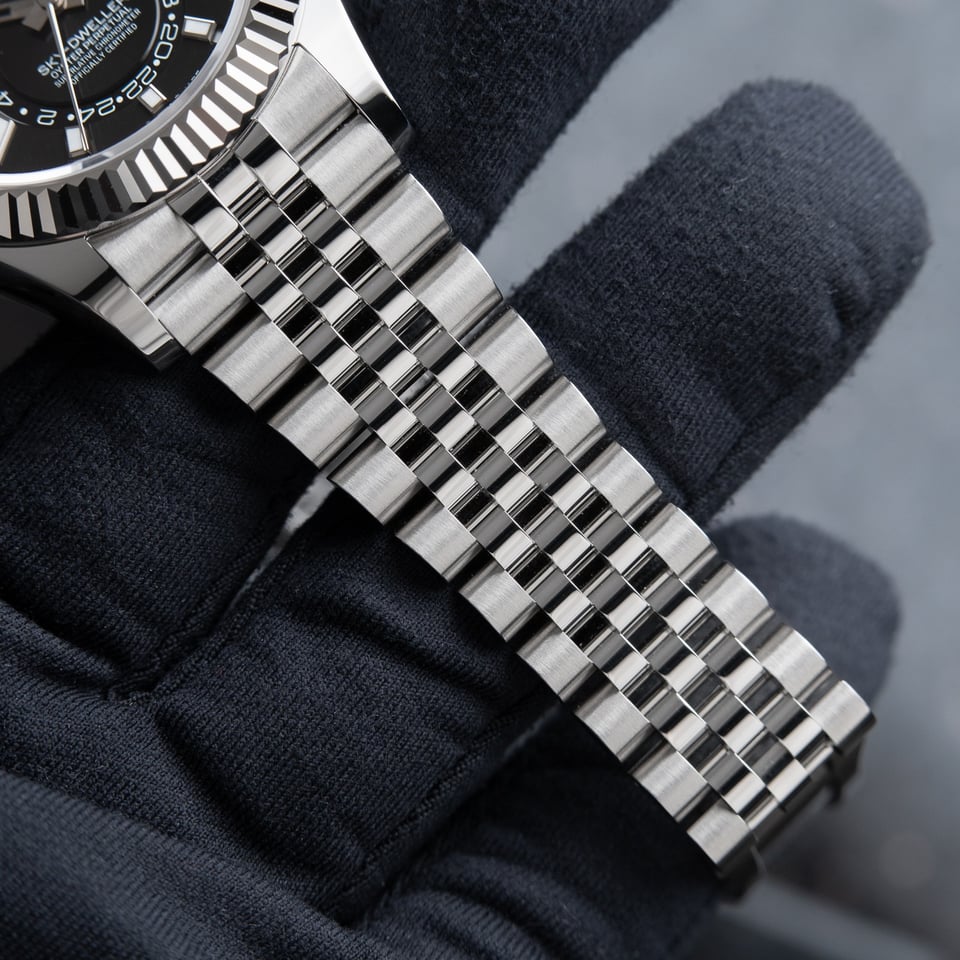 Rolex Sky-Dweller 42 mm Bright black Dial 336934 Jubilee view 5