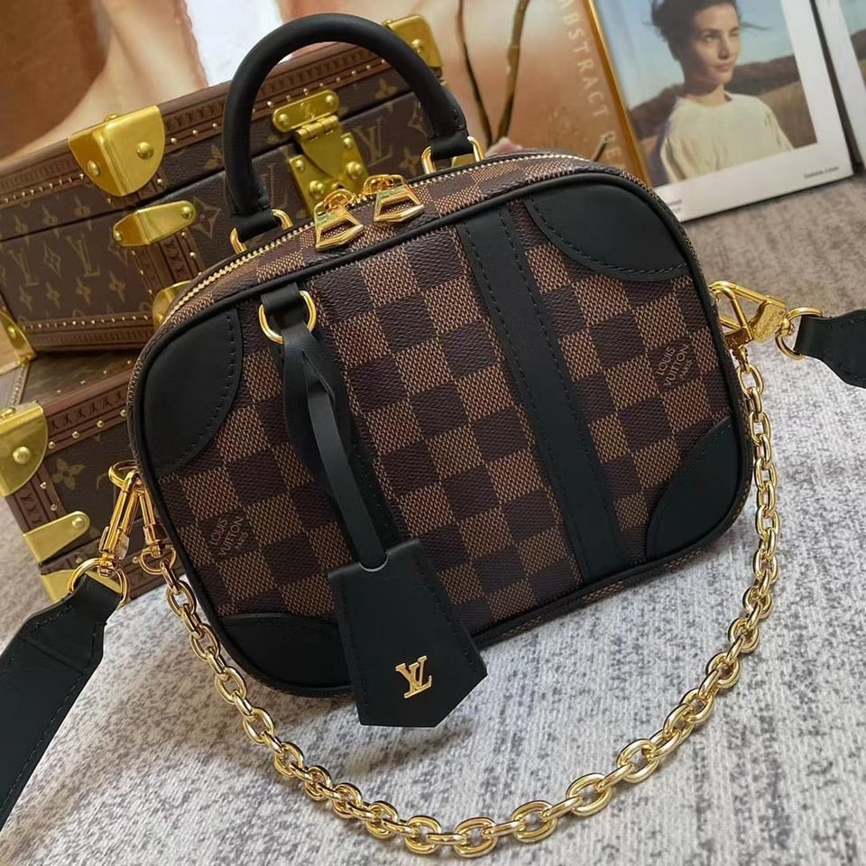 Louis Vuitton Valisette Souple Bb 19Cm Black view 3