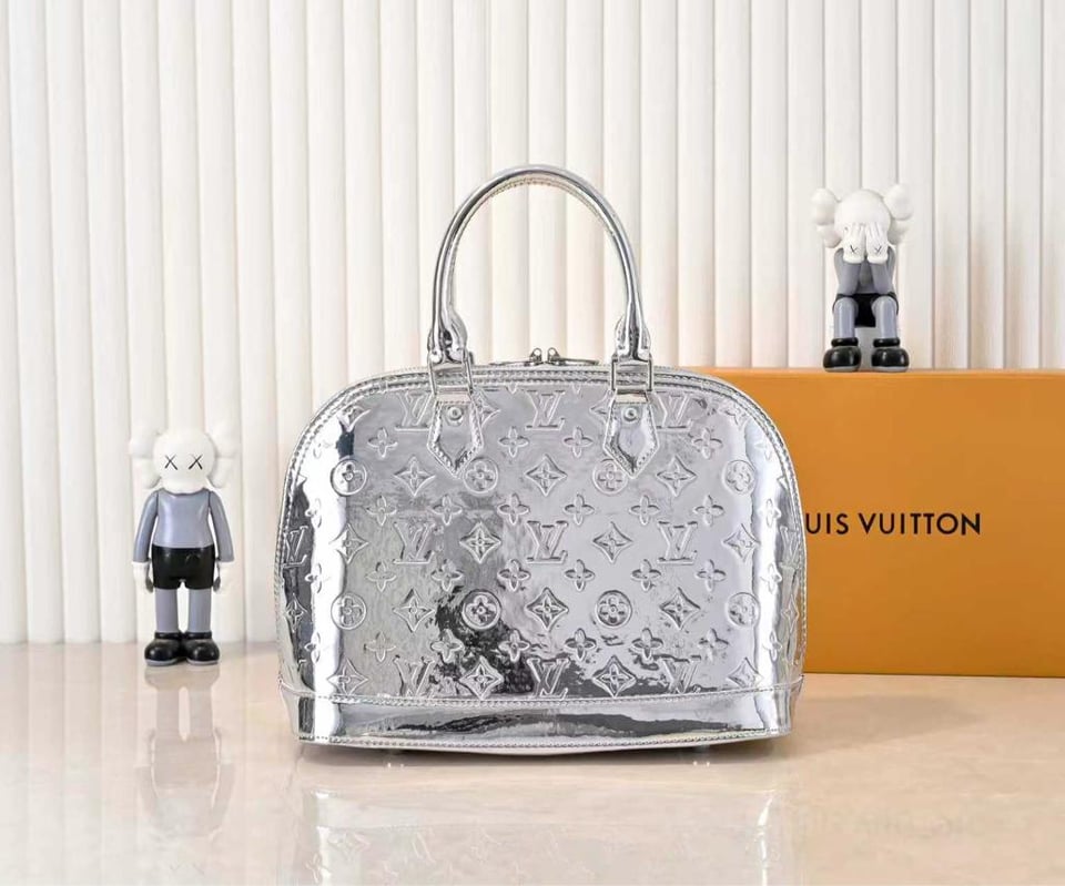 Louis Vuitton Alma Travel 39/15.4in M26410 view 8