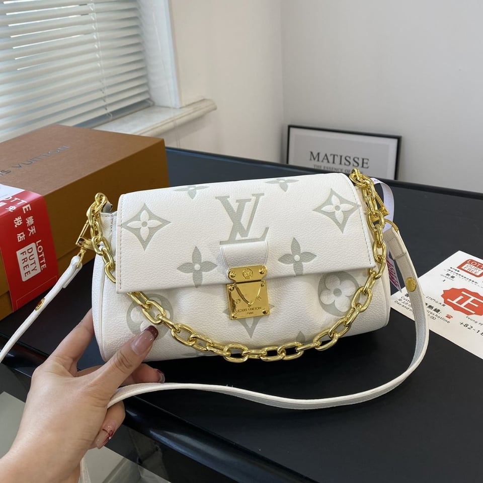 Louis Vuitton Favorite Bicolor Monogram Empreinte Leather Bag Latte And Matcha 23Cm M46842 view 3