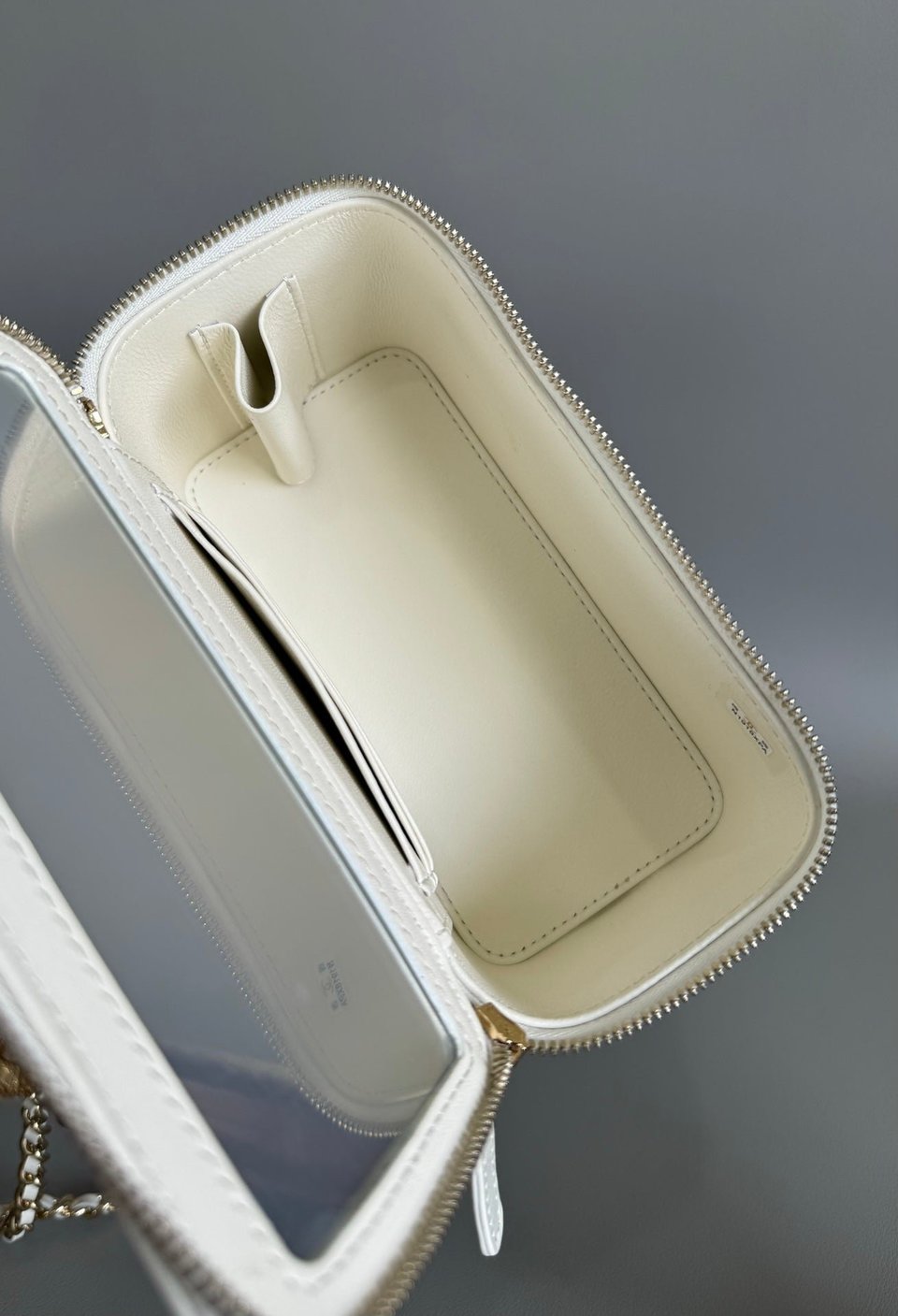Chanel Vanity Case Pearl 17Cm White Lambskin Gold Hardware view 10