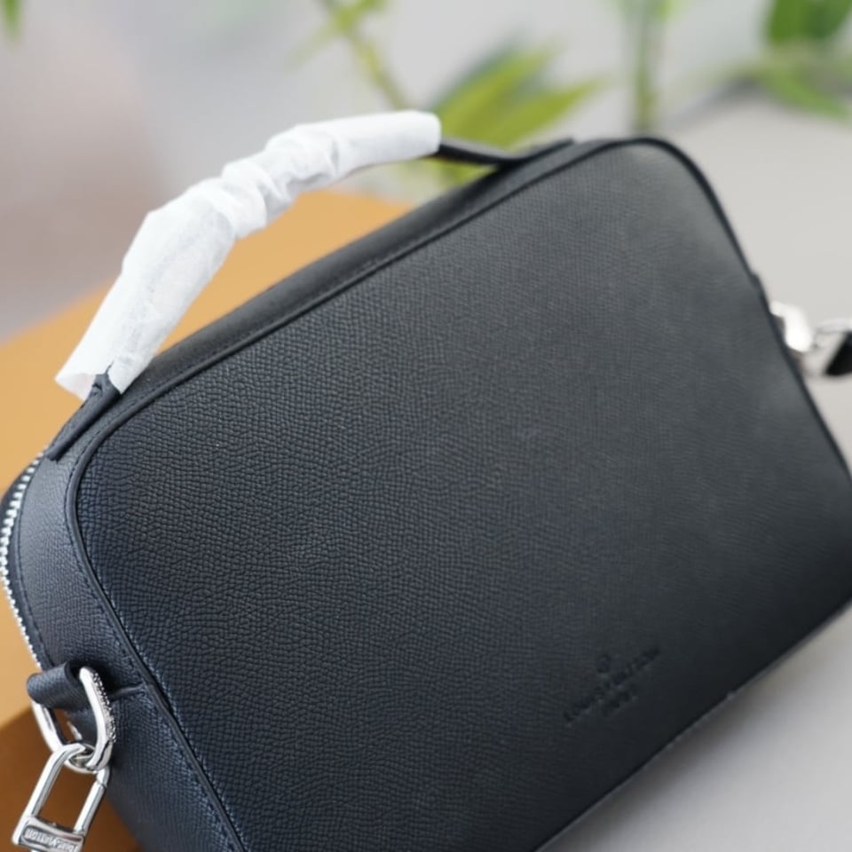 Louis Vuitton Avenue Messenger Bag Black 23Cm M11657 view 11