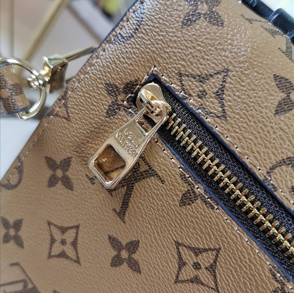 Louis Vuitton Pochette M Tis 27 Cm view 8