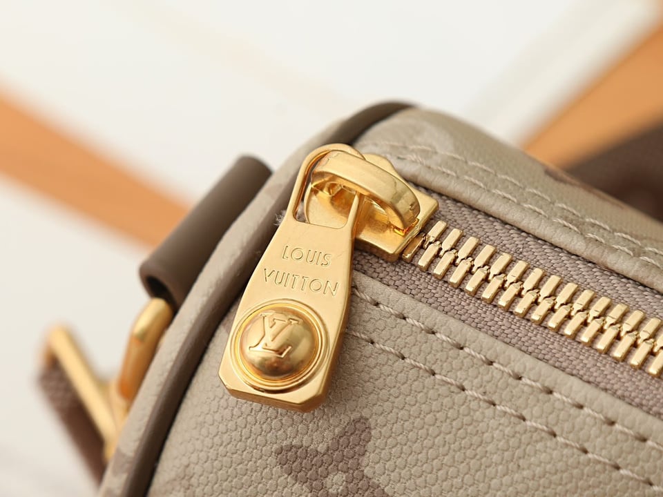 Louis Vuitton Keepall Bandoulière Bag 25cm/9.8in Sand Beige Monogram M29272 view 11