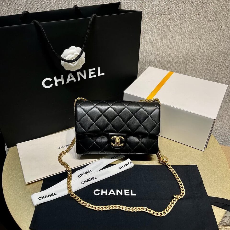 Chanel 22K Gold Pillar Adjustable Chain Flap Bag 22cm view 3